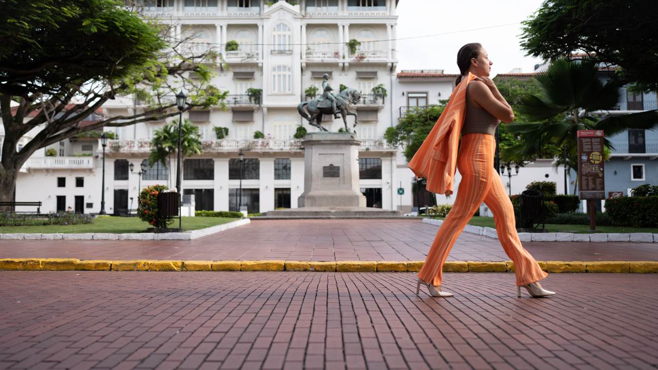 Mauriett caminando por una plaza del Casco Antiguo