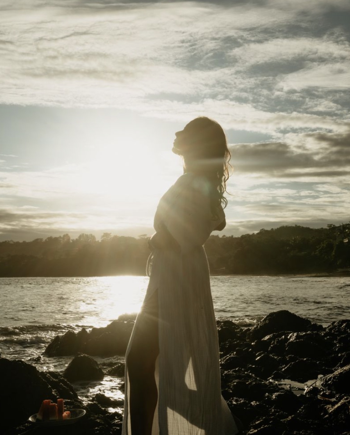 Mauriett junto al mar al atardecer